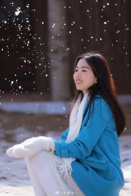 少女写真，你也喜欢下雪吗，雪地里的女孩