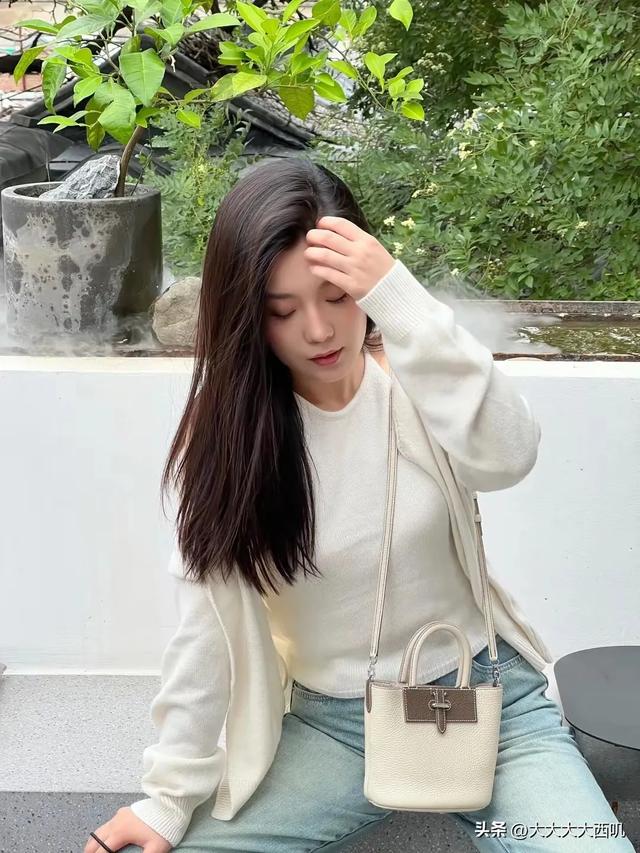 26岁白色背心牛仔裤棕色头发美女餐厅露台上拍摄写真照！