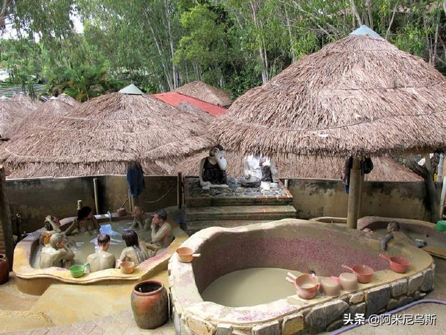 越南最刺激出名的“泥浆浴”场面太辣眼睛了，让人脸红