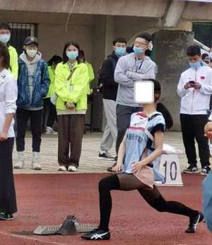 美女运动长袜(绑架黑色长筒袜美女 广州一名美丽的大学生穿着丝袜参加运动会，)