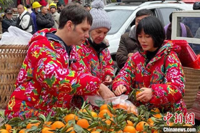 （新春走基层）美国女婿“马大哈”的中国年：带着母亲感受地道“年味”