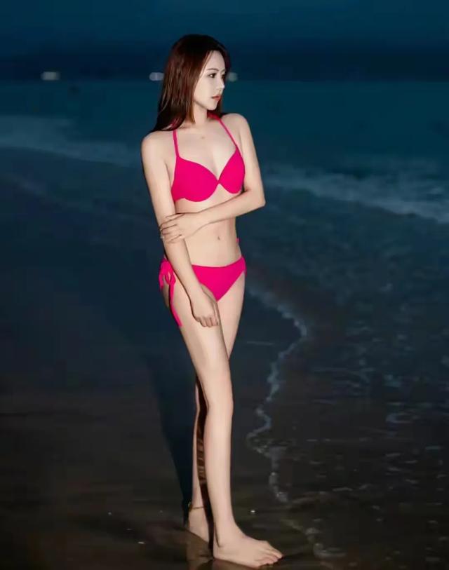 26岁红色泳衣美女夜晚在海边拍的写真照