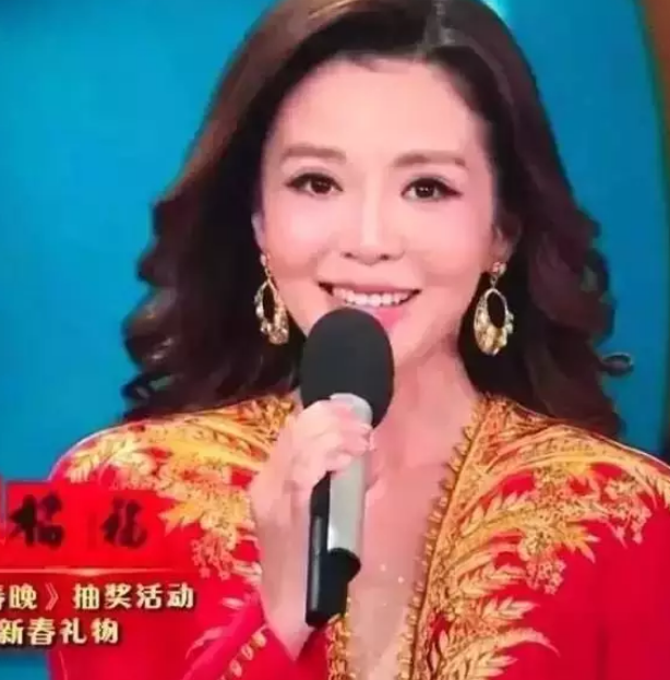 央视美女主持人，三次患癌坚强抗病，近照曝光身形消瘦