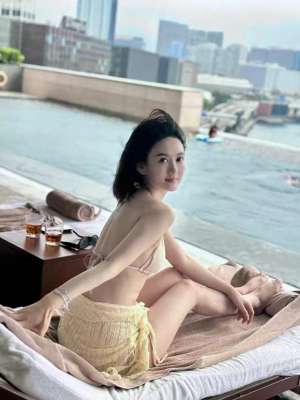 美女楼顶(黄色泳衣美女楼顶泳池拍摄写真，尽情享受夏日阳光)