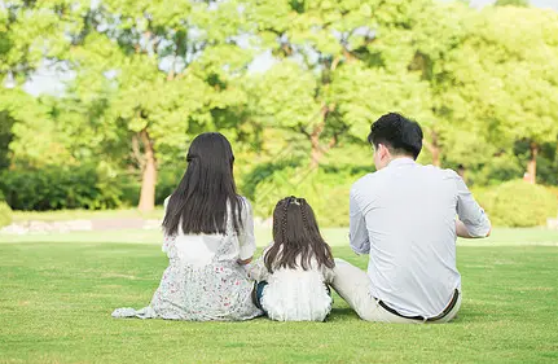 12年，山东50岁老汉诱拐16岁少女，哄骗其为情人，与妻子三人同居