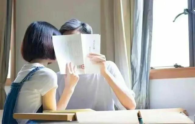 00后女大学生与食堂师傅发生不正当关系，原配带两孩在校门口举牌