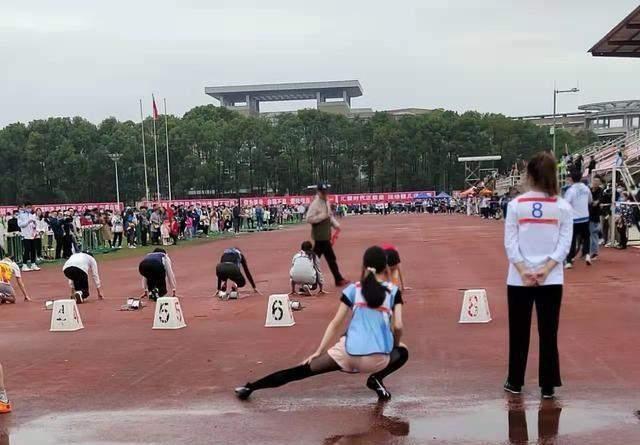 绑架黑色长筒袜美女 广州一名美丽的大学生穿着丝袜参加运动会，