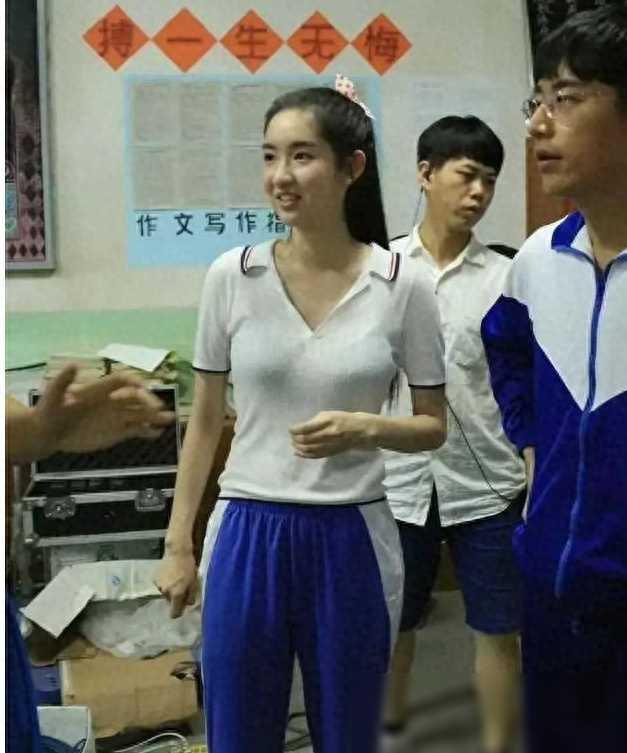 王玉雯校服内衣疑曝光，青春校园剧尺度引争议