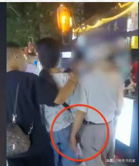 操美女大屁股(老人当街故意触碰女生臀部：专挑年轻女性下手，持续15分钟都没停)