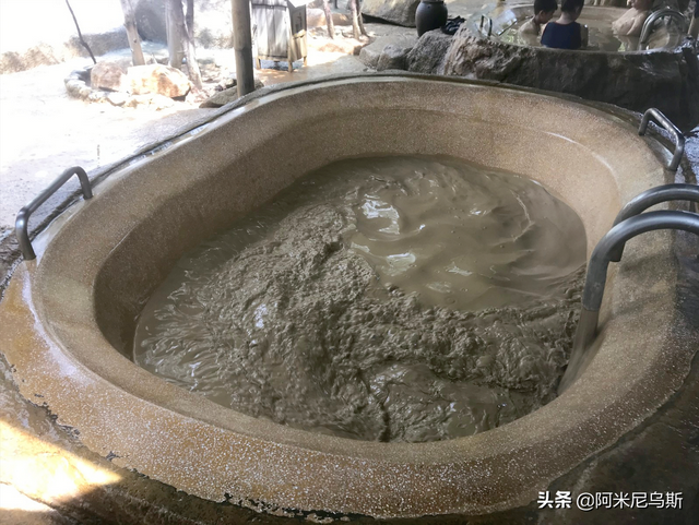 越南最刺激出名的“泥浆浴”场面太辣眼睛了，让人脸红