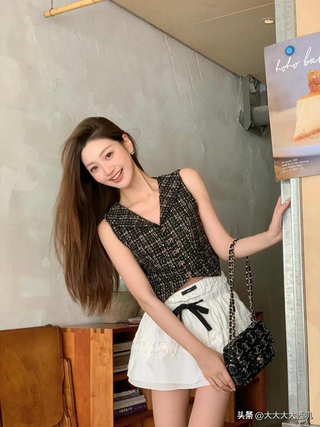 享受生活：绝色美女午后蛋糕店内摄影写真