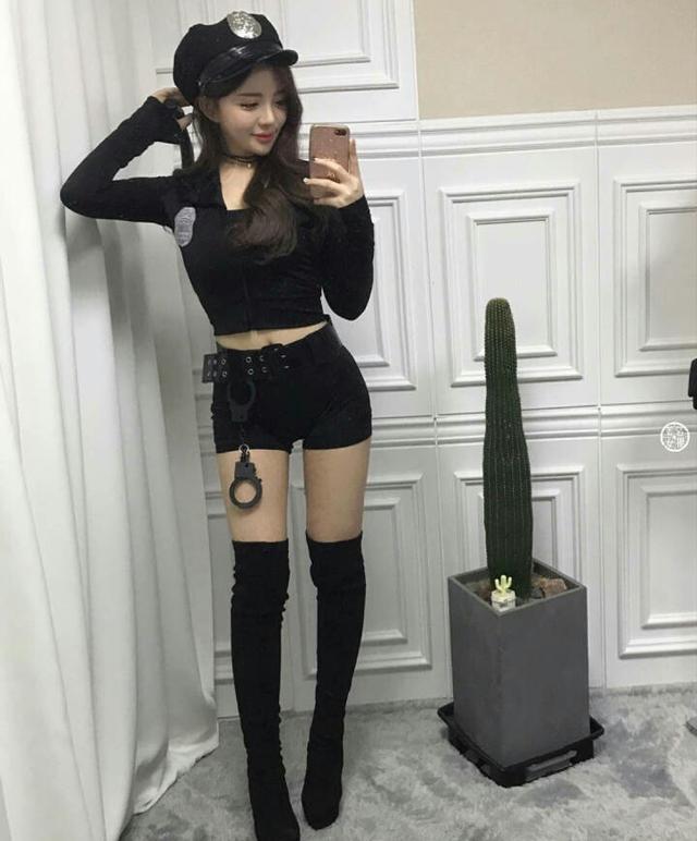 大长腿性感美女，制服诱惑