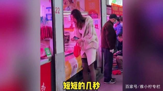 回顾美女穿丝袜买肉，催促老板能不能快点，旁边修鞋大爷上看下看