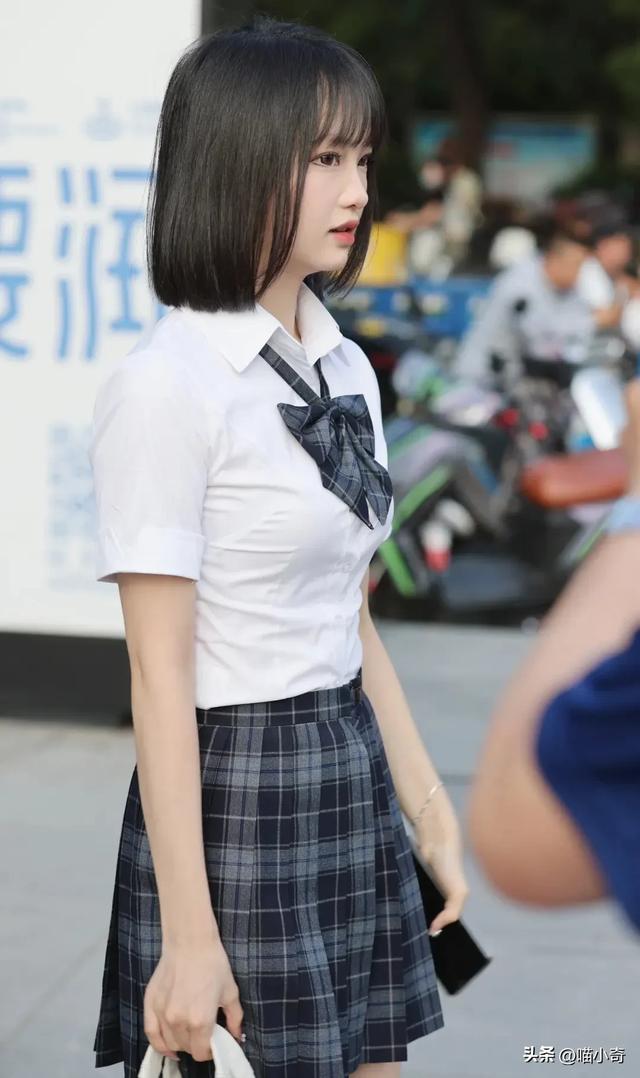 北京三里屯街头：身穿JK服的清纯美女，演绎不一样的甜美