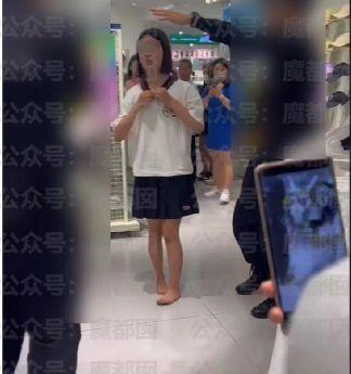 妙龄美女，为了报复男朋友“太小气”，竟然“不穿衣服”逛街