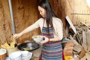 大锅饭美女(湖南90后美女工地做厨娘，颜值高厨艺棒，网友：想去工地打工了)