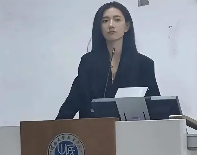 三流大学，开始流行炒作美女老师了