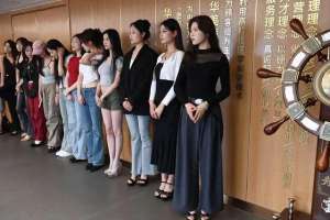 大波美女走秀(31位长腿美女汇集一堂，胸模大赛现场火辣开撕)