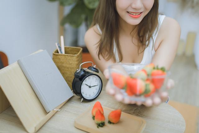 魔鬼身材美女姐姐，请吃柠檬和草莓