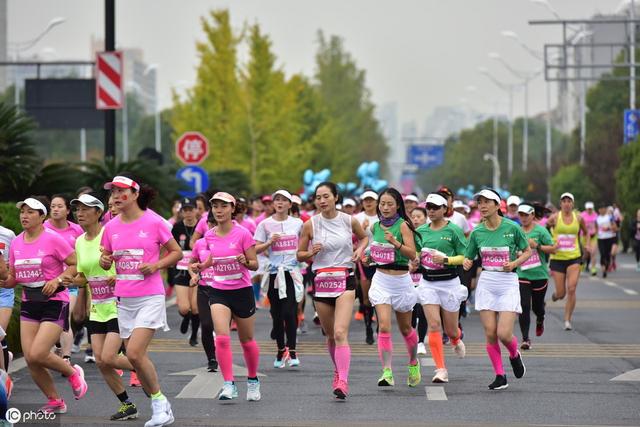 杭州女子半马美女云集，小姐姐对镜头比心，街道成粉色海洋