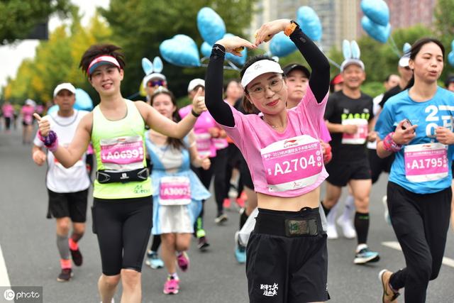 杭州女子半马美女云集，小姐姐对镜头比心，街道成粉色海洋