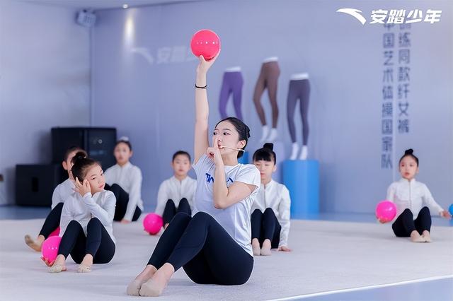 安踏儿童「纤女鞋」专为女生设计，呵护女生健康成长