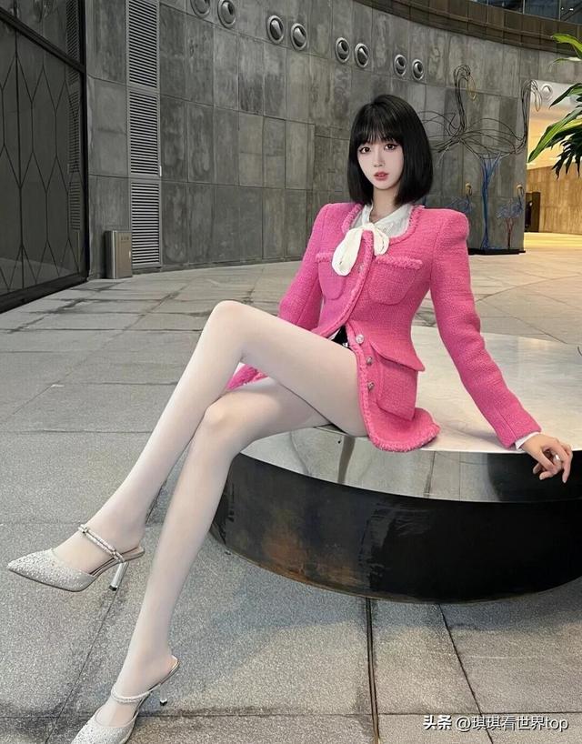 可爱长发美女私房诱人写真