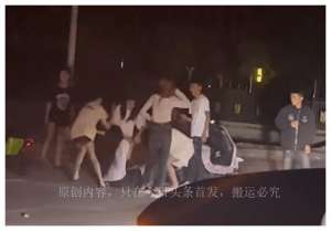 高中美女被扒(气愤：福州一群初高中生霸凌一女孩，并扒下其衣裤，警察已介入)