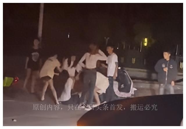 气愤：福州一群初高中生霸凌一女孩，并扒下其衣裤，警察已介入