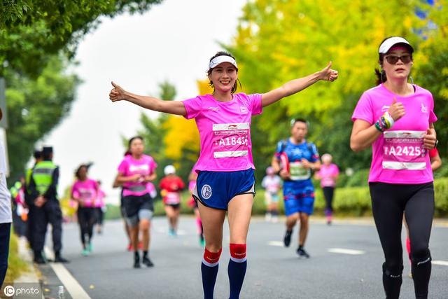 杭州女子半马美女云集，小姐姐对镜头比心，街道成粉色海洋