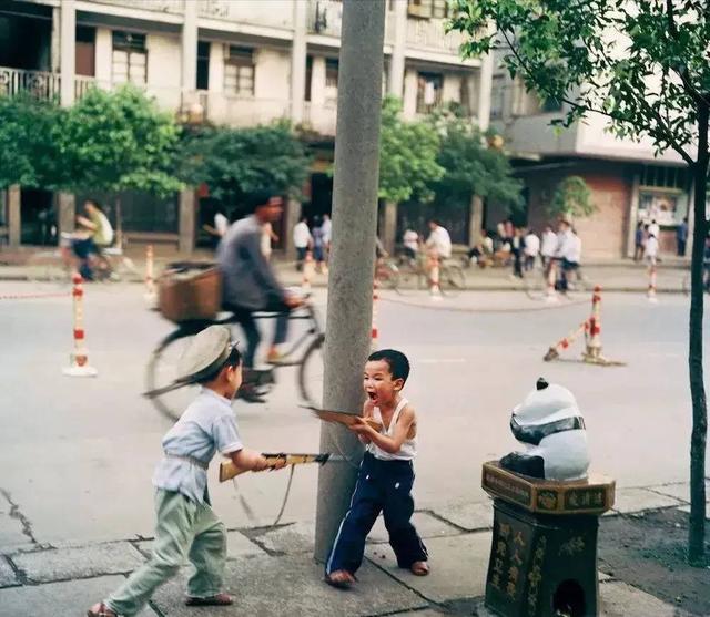 罕见照片：犹太女子被一把撕下裤子，舞女在酒杯里裸体热舞