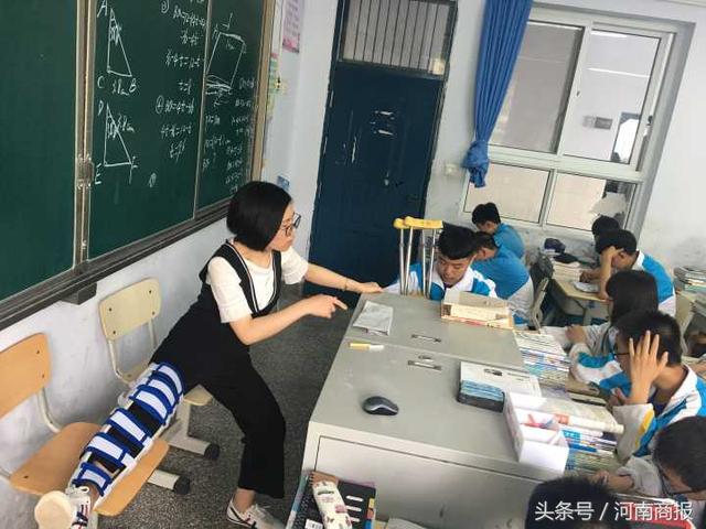 郑州90后美女老师骨折行走困难，班里四个男生抬着她上课