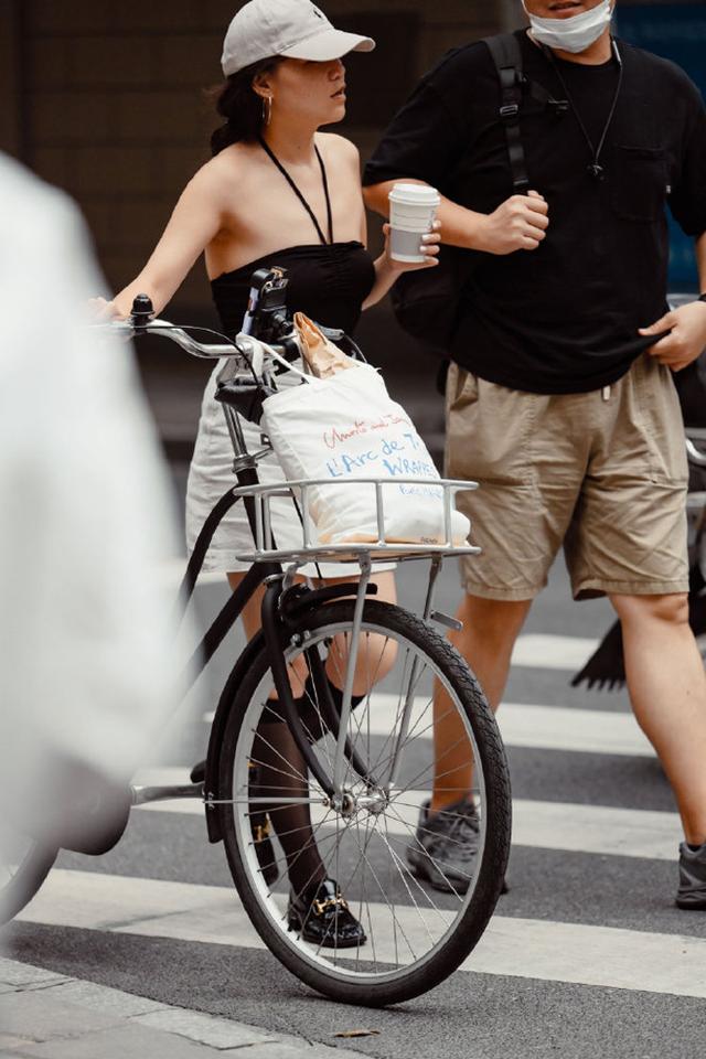 去了上海才发现：满大街都是低胸装和露背裙，时髦又性感，好养眼