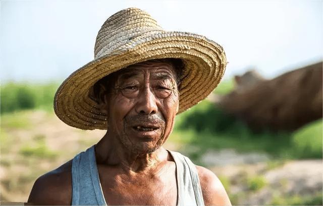 儿子接岳母来住，她晚上洗完澡只穿内衣内裤，在客厅沙发上玩手机