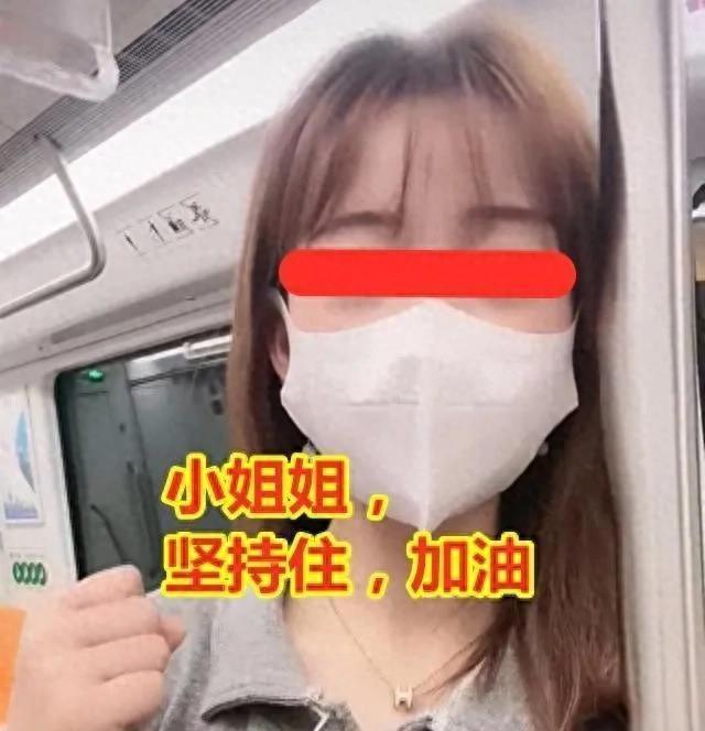 惊艳美女地铁内“急需”，竭力压抑双腿，不顾众人注目