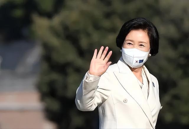 文在寅夫人被爆花10亿元公款买衣服，韩国网民彻底怒了