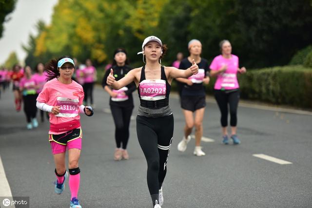 杭州女子半马美女云集，小姐姐对镜头比心，街道成粉色海洋