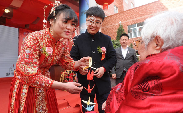 近日，一徐州新娘惨遭多名男子强吻摸拍屁股，家人：我们的风俗