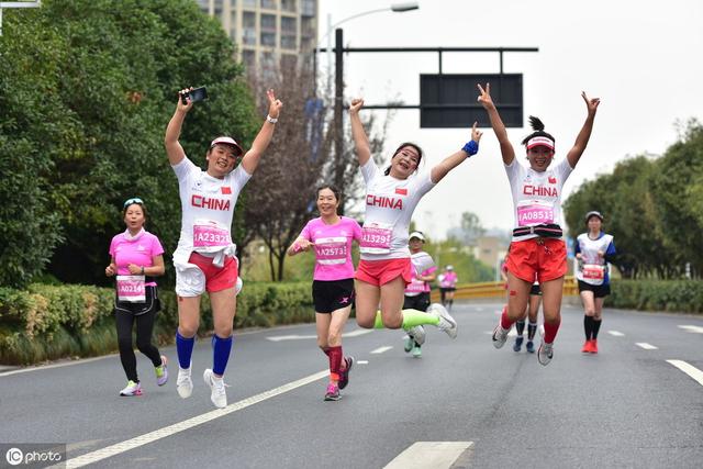 杭州女子半马美女云集，小姐姐对镜头比心，街道成粉色海洋