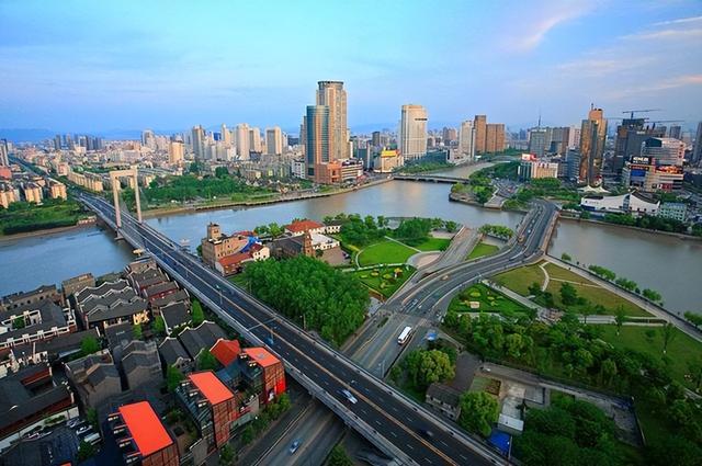 加拿大外籍美女自驾摩托车去慈溪市旅游，发现这和网上说的不一样