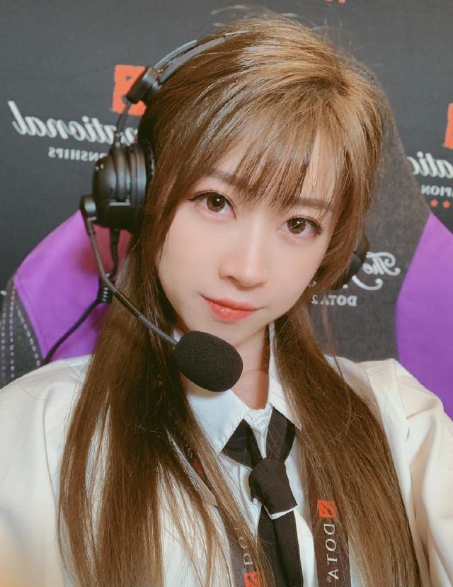 Dota2玩家观赛热情高涨，女解说人美声甜大长腿，为主办方点赞