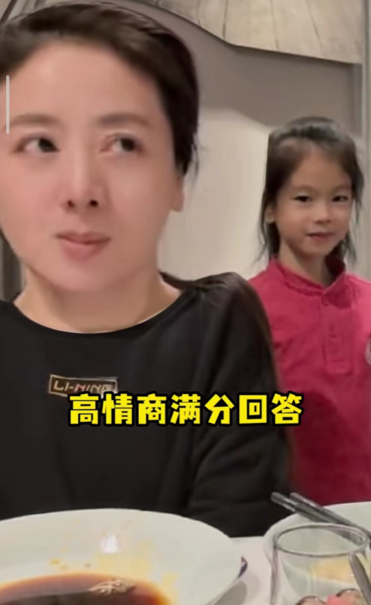 小李琳与女儿跳舞，6岁年糕舞姿动感俏皮，和爸爸经超似复制粘贴