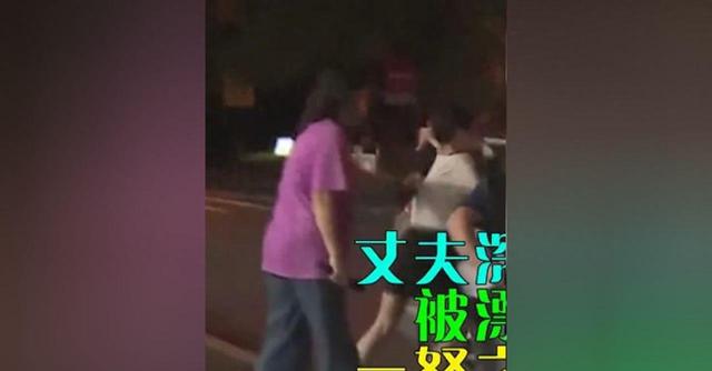 浙江女子当街暴打小三，当面扒其内衣，当街大喊：你胸大了不起？