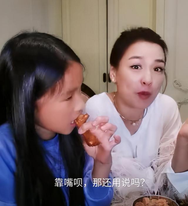 张庭10岁女儿被说丑，回应不靠脸是靠嘴吃饭，还说女儿有国际范