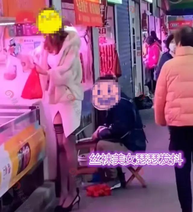 黑丝美女菜市场买肉，磨刀大爷差点割手，网友：女人的腿最抗冻！