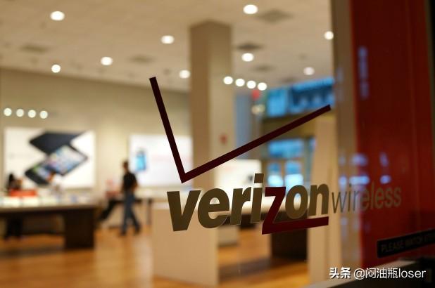 拒绝戴口罩的女人在美国加州Verizon商店的地板上撒尿