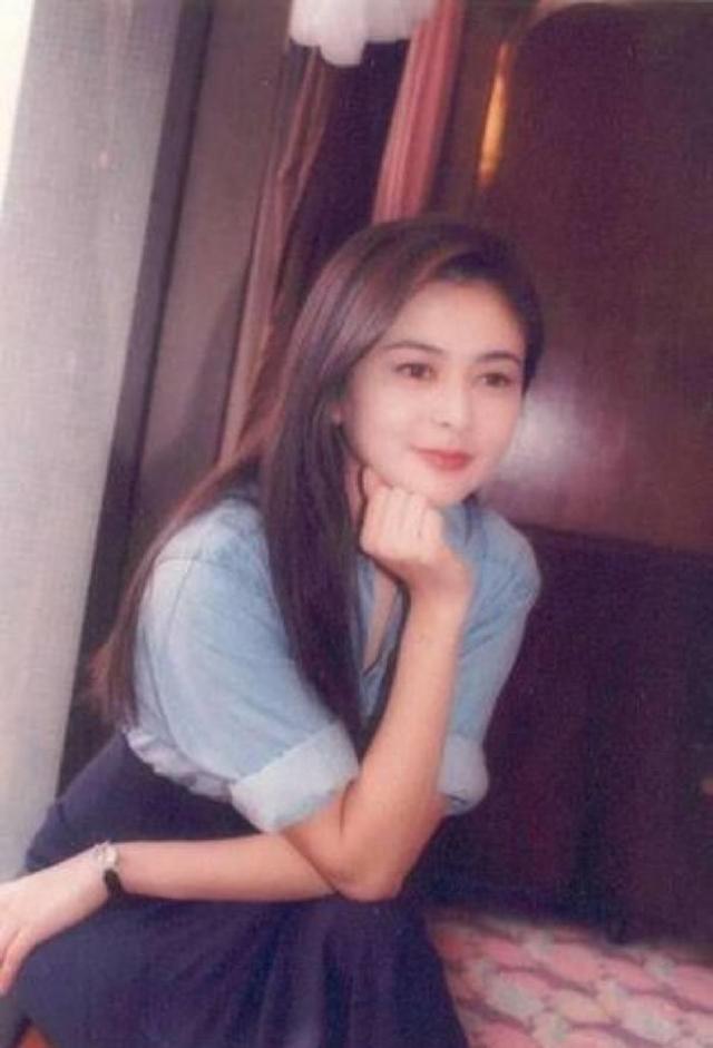 不愧是香港第一美女，61岁“花瓶”关之琳登封玉腿美背惹眼球！