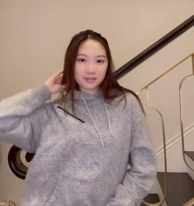 甄子丹16岁女儿热舞，宽松卫衣难掩好身材，网友：爸爸的衣服？