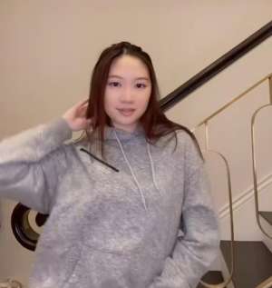 孩子跳舞美女(甄子丹16岁女儿热舞，宽松卫衣难掩好身材，网友：爸爸的衣服？)