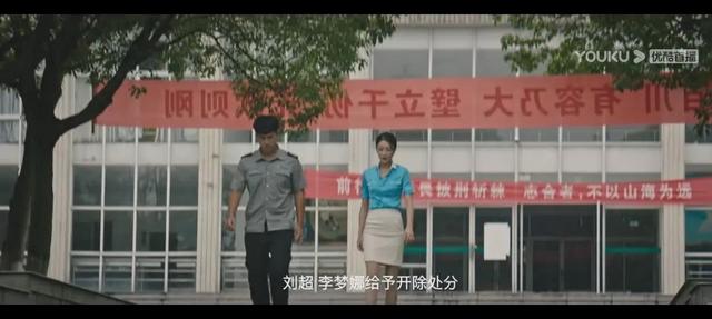 刚上线的《巨蛇闯女校》，满屏空姐被蛇咬，女演员们都是蛇精脸